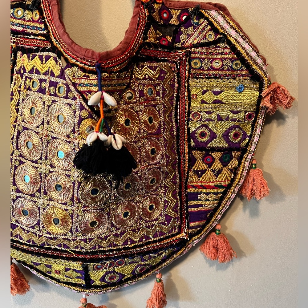 Vintage Banjara tote bag. Zip top, zip pocket inside. Mirrors, embroidery tassel - Picture 4 of 14